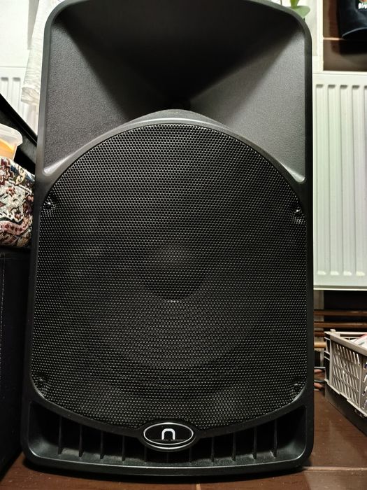 Vând 2 boxe activa plus mixer analog ,stare excelenta !!