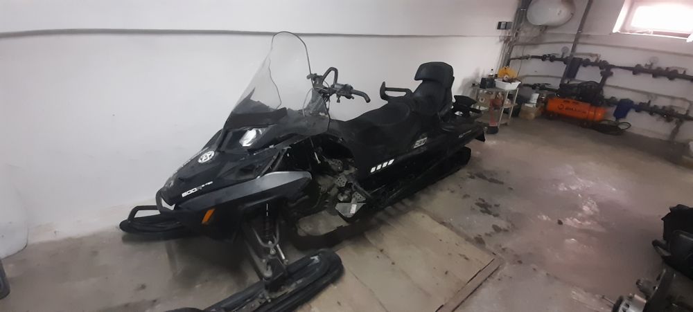 Продам снегоход commander 800