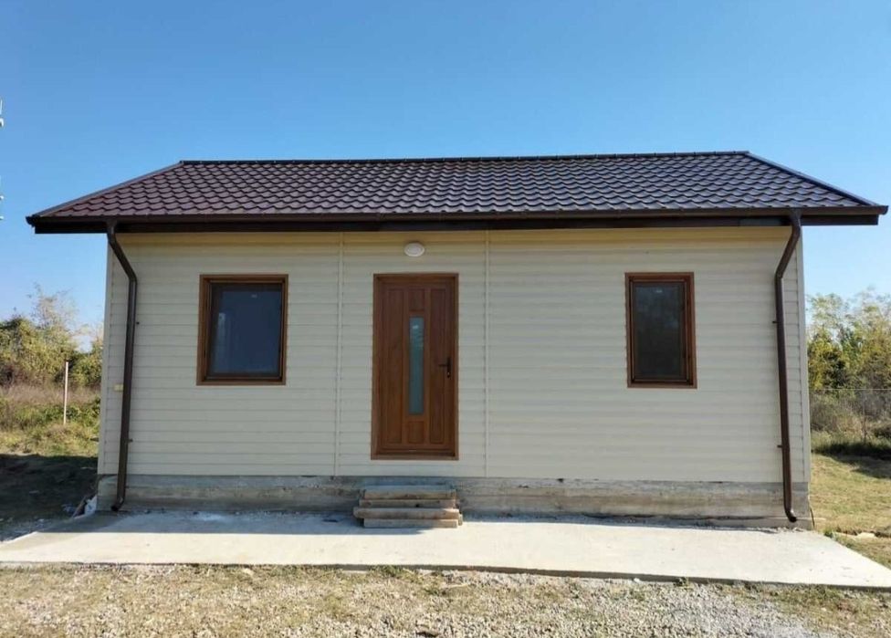 Vând case pe structura metalica