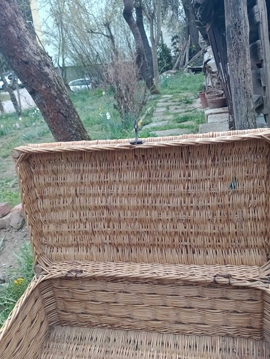 Антики Винтидж  Плетен куфар от миналия век /Антика/