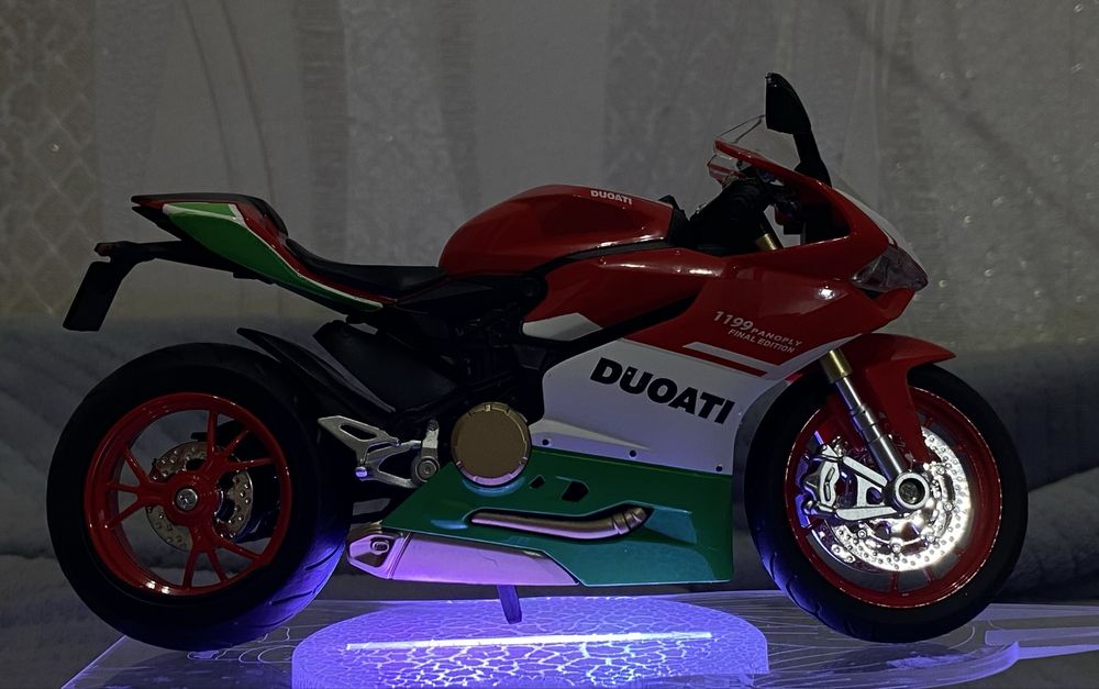 Фигурка спорт мотоцикла дукати