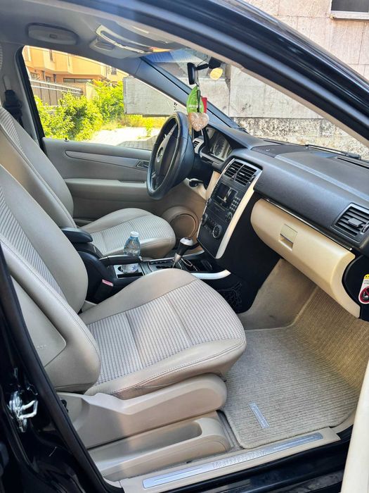 Лек автомобил Mercedes B200