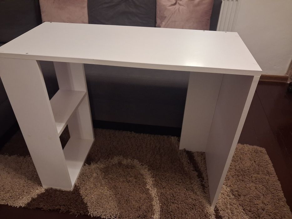 Vând birou alb din pal