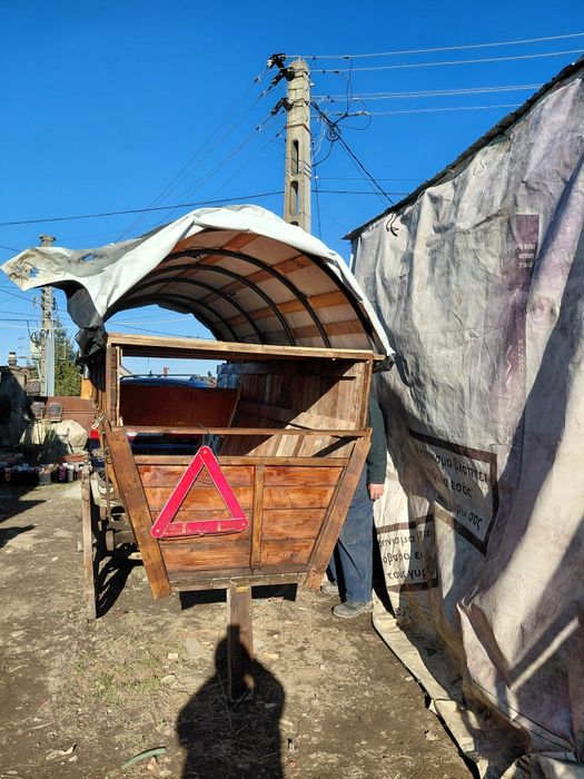 Cărută țigănească  cu coviltir,