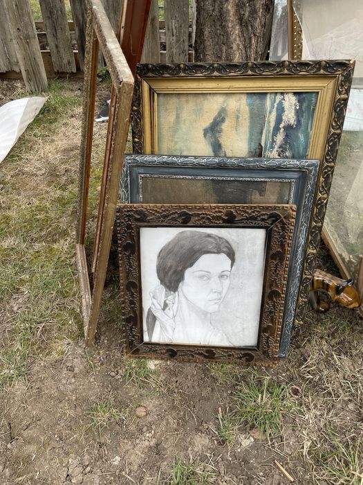 3 tablouri si o rama veche