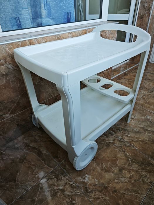 Продавам масичка за сервиране