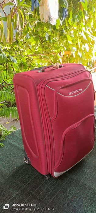 Продам чемодан большой.