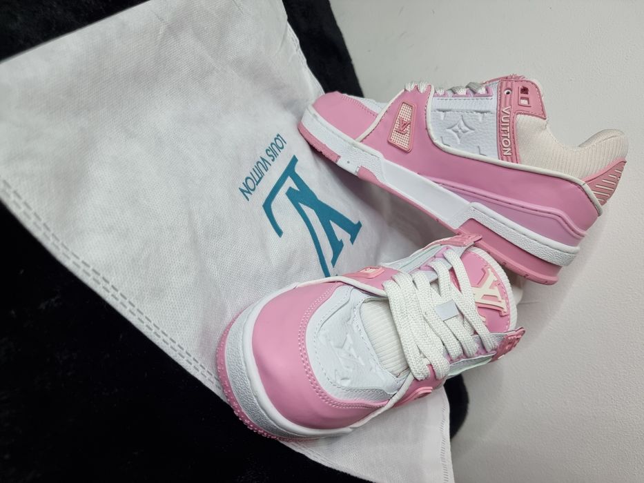 Adidași noi  cu eticheta