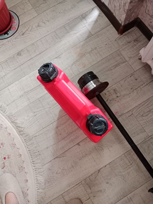 Канистра для бензина 10 литров.