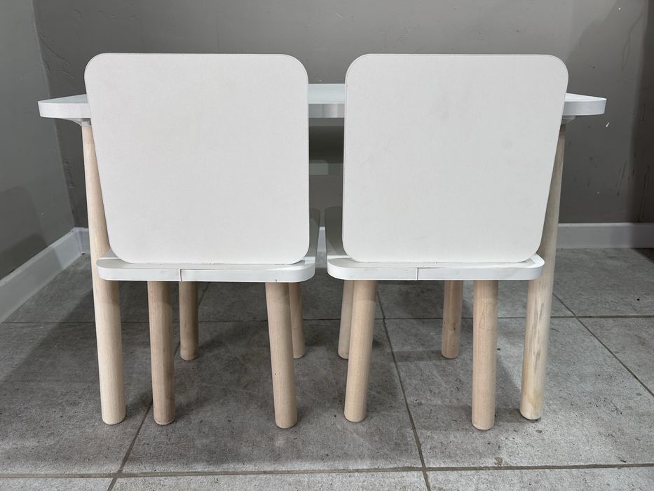 Детский стол и два стула