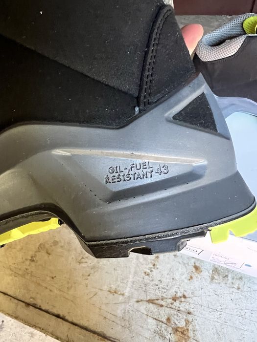 Vand bocanci protectie Uvex marimea 43