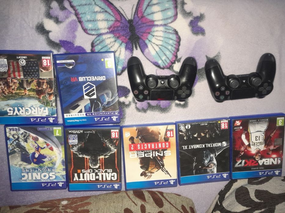 Ps4 pro  cu 2 manete și 7 jocuri