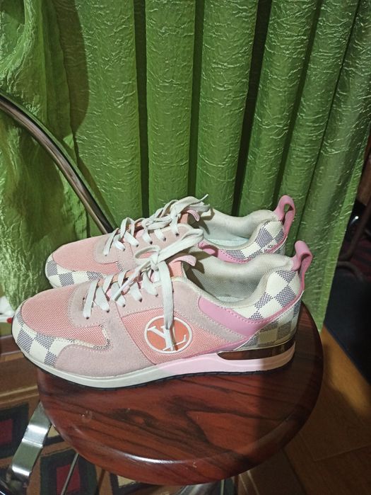 Женские новые кроссовки