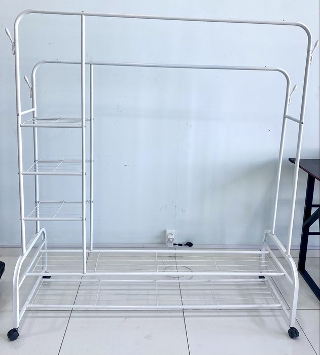 Белая стойка-вешалка на колёсах с полками для обуви