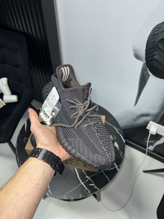 Vând Adidas YEEZY BOOST 350 V2 - Triple White si Static Black