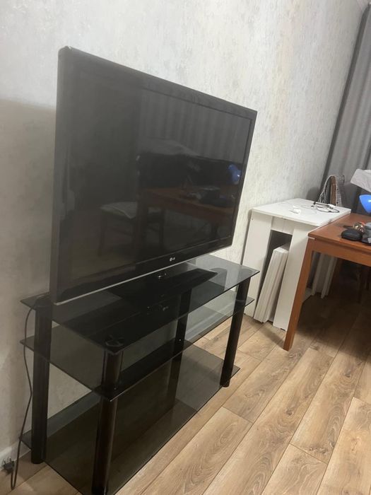 Телевизор LG почти новй
