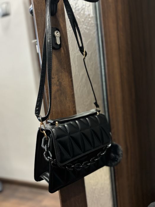 Малка черна чантичка