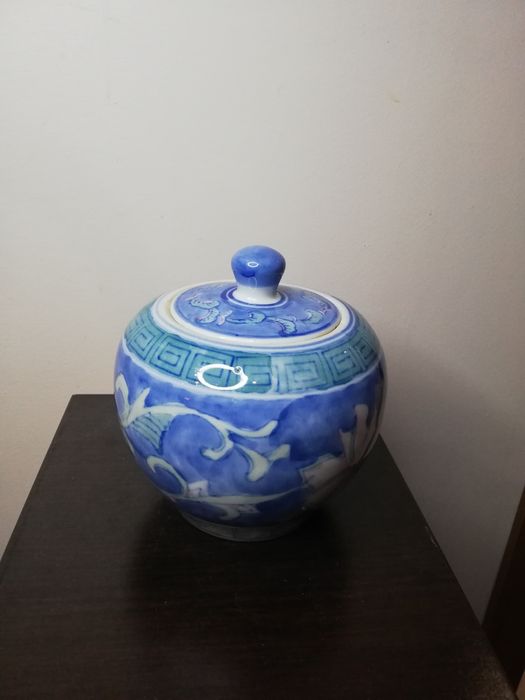 Ръчно рисуван, порцеланов съд с капаче.