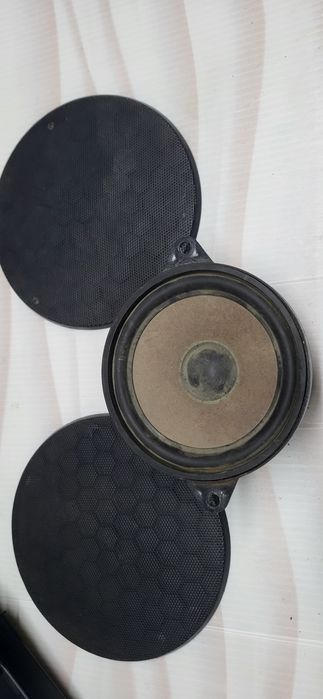 Подстаканник и динамик с сетками.