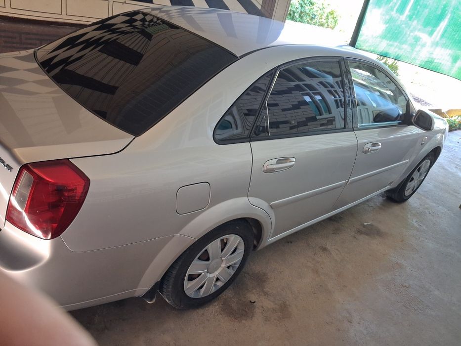 Lasetti 1.8 sotiladi