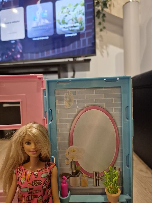 Set Casă Portabilă Barbie Mattel + Păpușă inclusă – Stare Excelentă