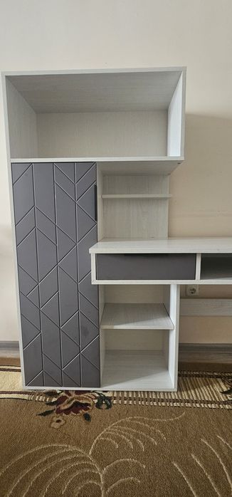 Стол со шкафом в идеальном состоянии