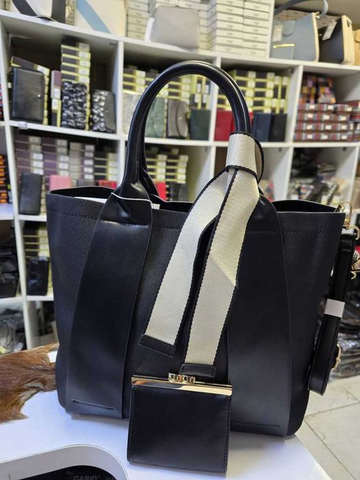 Дамска чанта с елегантен дизайн с включено портмоне