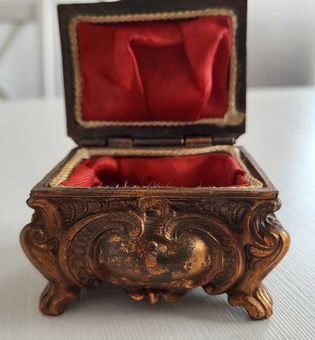Cutiuță de suvenir vintage din metal turnat și aramă/bronz patinat ( trinket box sau cutie de bijuterii/ace)