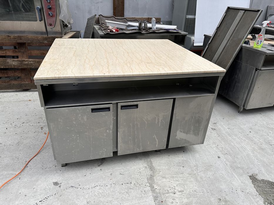 Хладилна маса островна с каменен плот