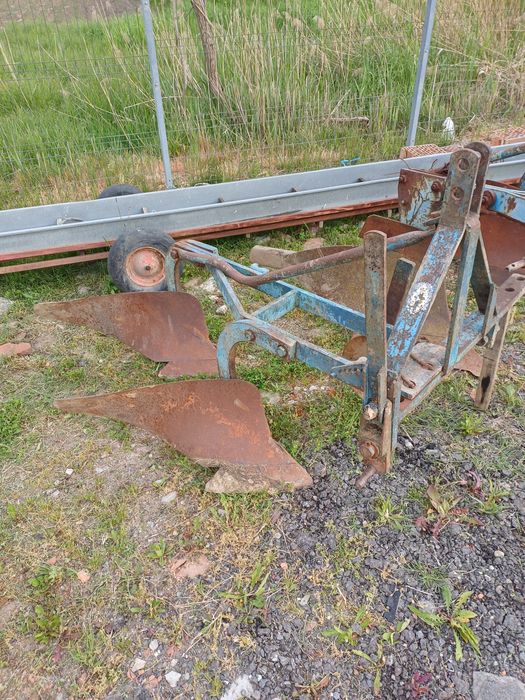 Utilaje agricole plug grapa incarcator in tirant de gunoi