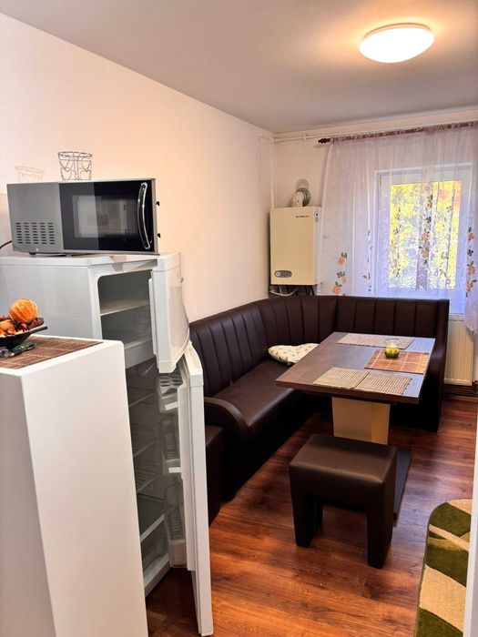 Vând apartament 4 camere decomandat, 79 mp, etaj 3/4 – Lupeni, Bărbăteni