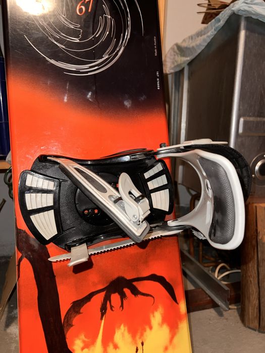 Placă snowboard cu legături model cu dragon și foc