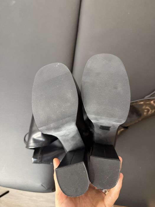 Vand o pereche de tocuri din piele