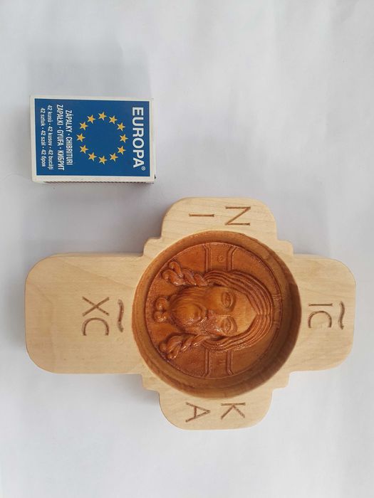 Cruci de perete sculptate in lemn de tei cu Chipul Mântuitorului