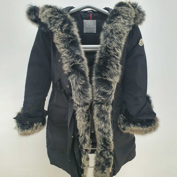 Geaca dama m o n c l e r  accesorizata cu blana naturala! M/L - oferta
