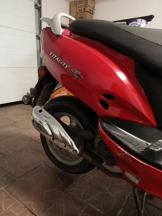 Vând scuter din motive personale.
