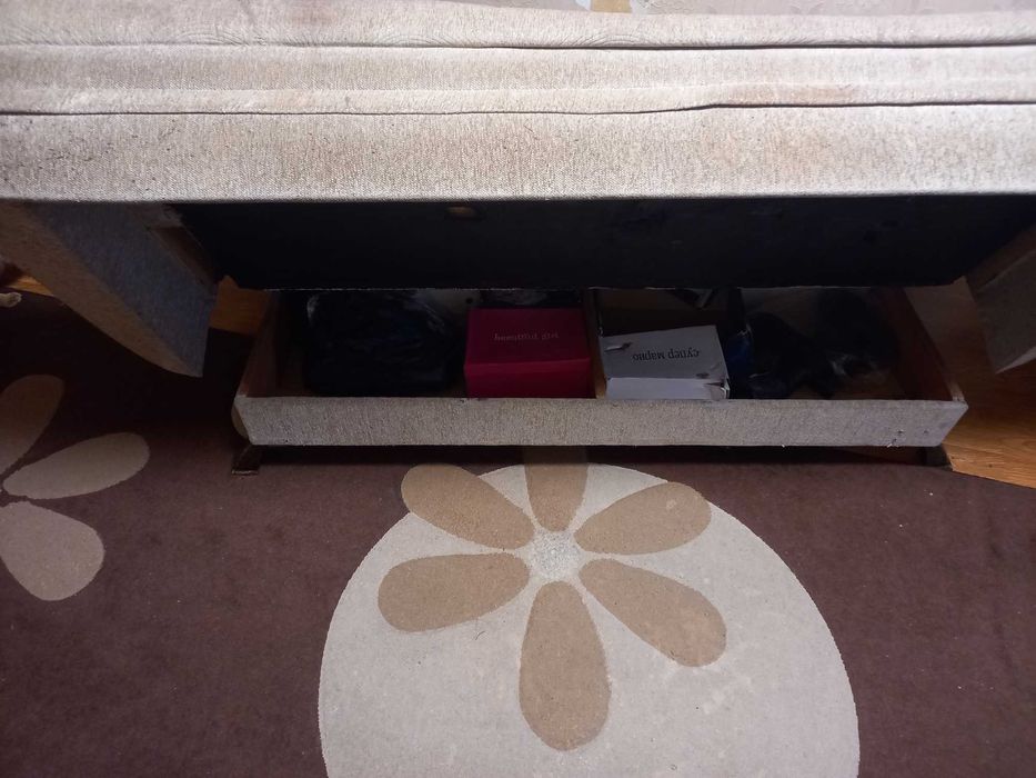 Диван и два кресла.