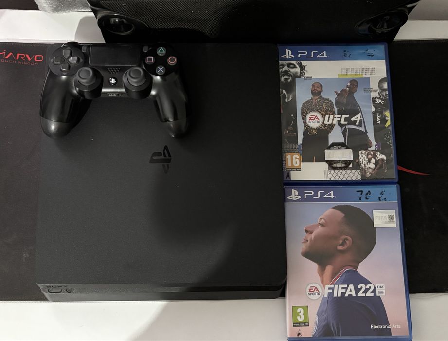 Vand Ps4 slim cu doua jocuri