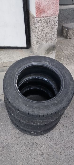 Летни гуми втора употреба - три броя.