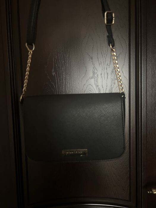 Малка черна чанта