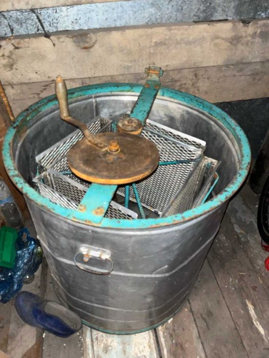 продам медогонку четырех рамочная