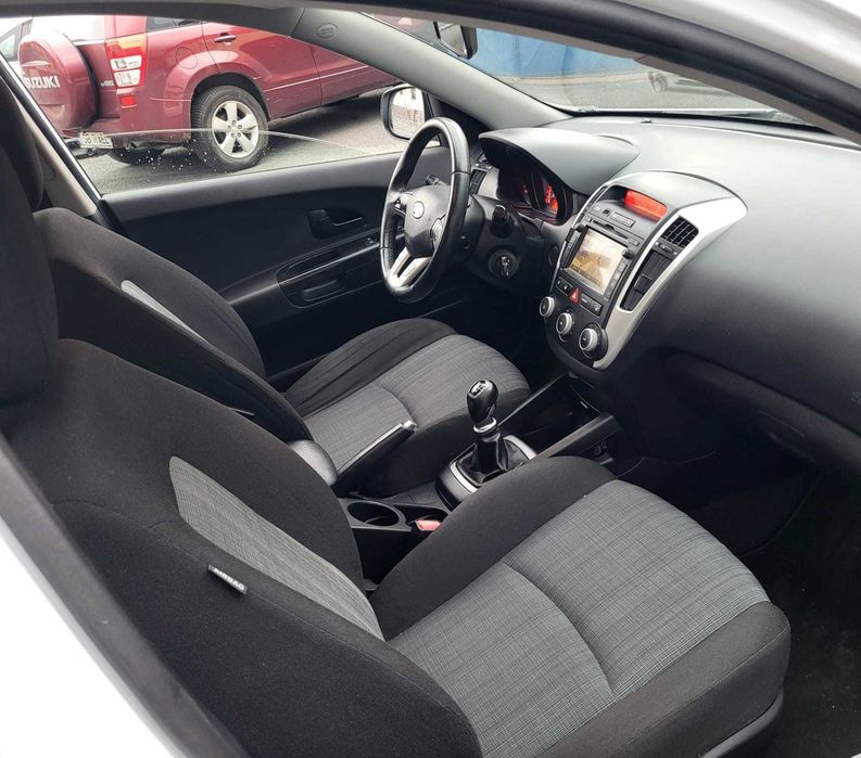 KIA CEED 1.4 an 2012 euro 5 90  CP stare deosebita tehnica si estetica carte service unic propietar,recent adus factura garantie