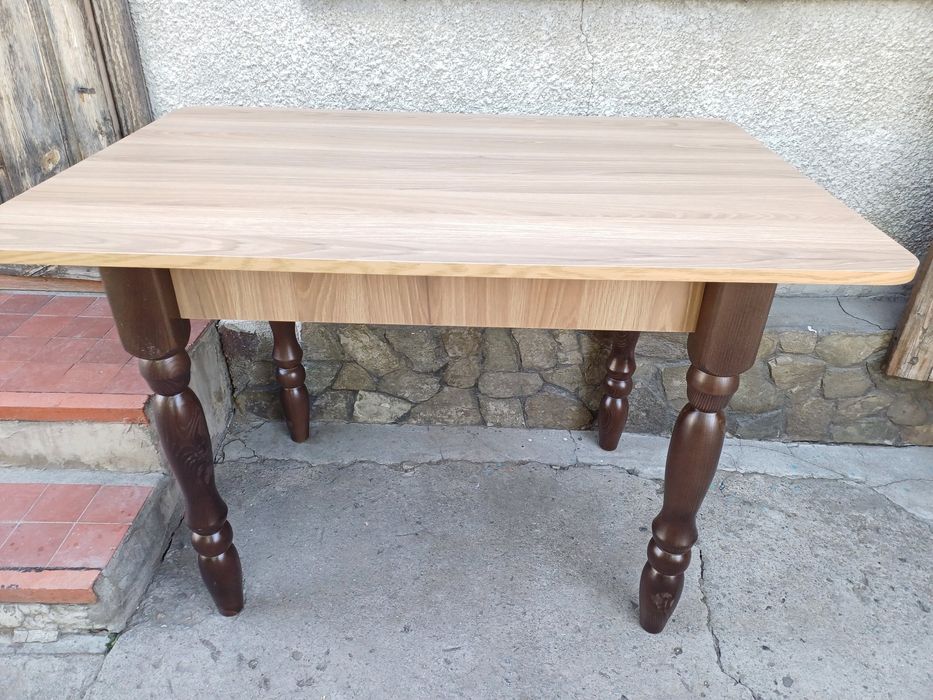 Продам стол кухонный.