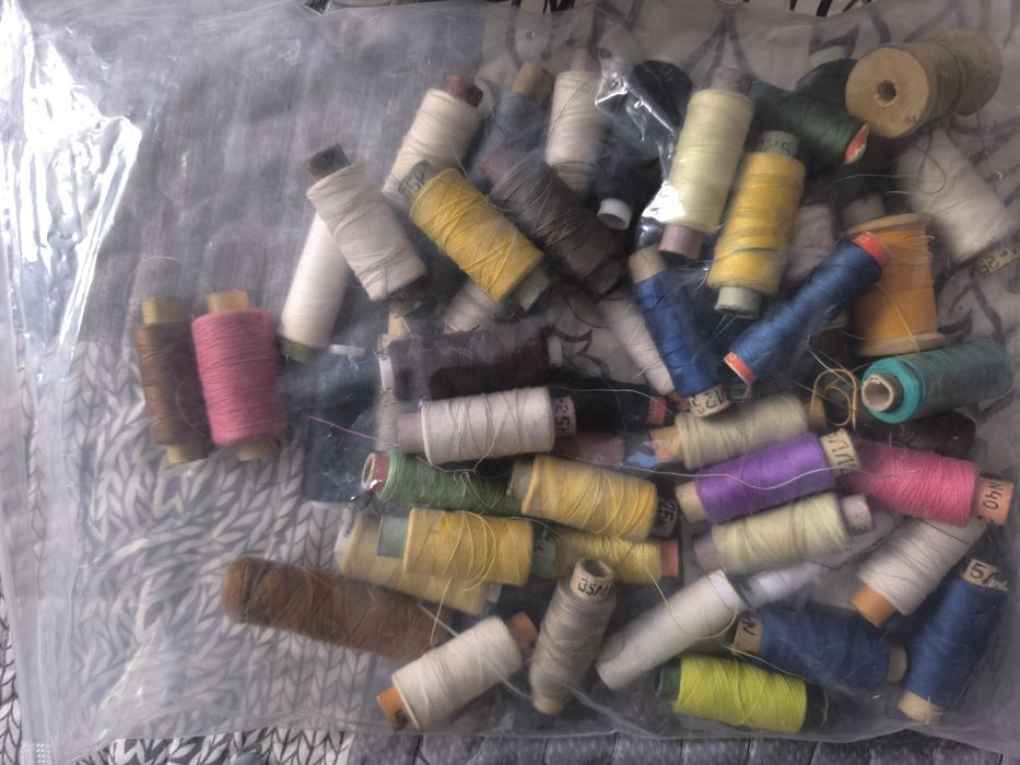 Нитки для швейной машины и оверлока