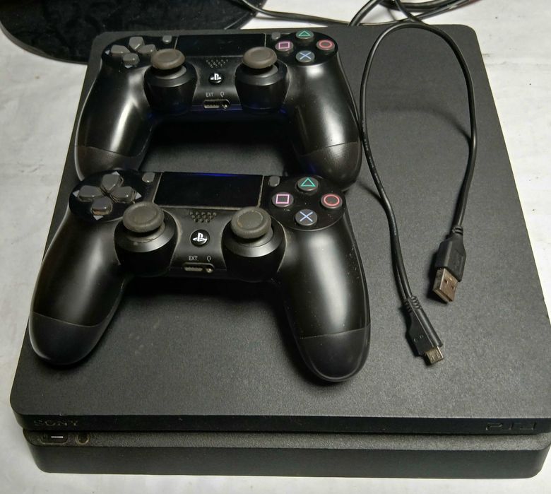 Playstation 4 + 2 контролера