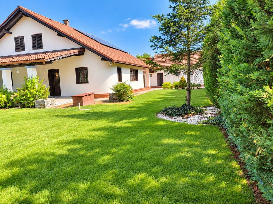 Proprietar inchriez casa In Sanmihaiu Roman| Fotovoltaice 6kw | 4 dormitoare | gradina tip oază de verdeață