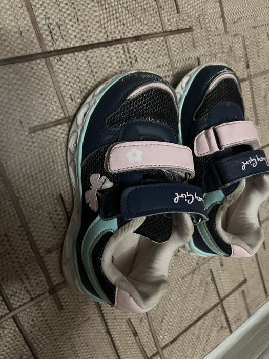 Продам кроссовки для девочки