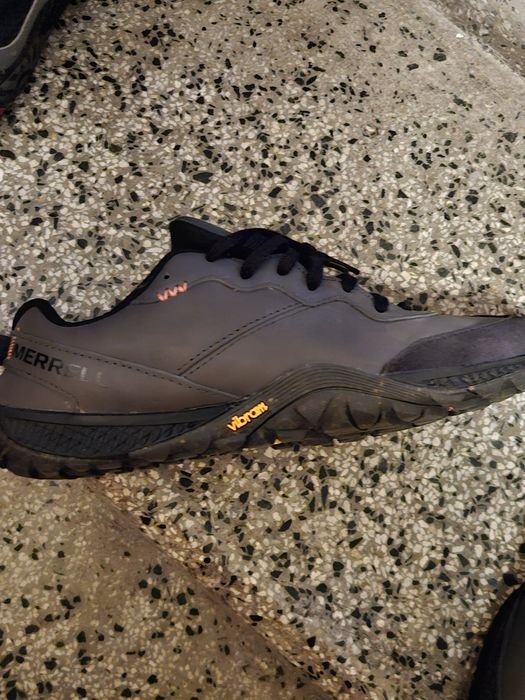 Лот от маратонки маркови