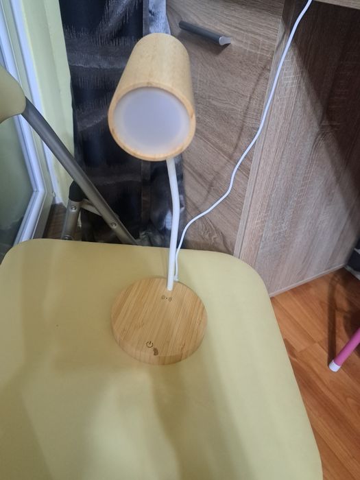 Lampa de birou care incarca wireless telefoane