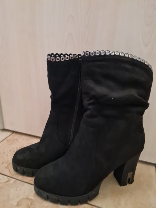 Дамски черни боти велур